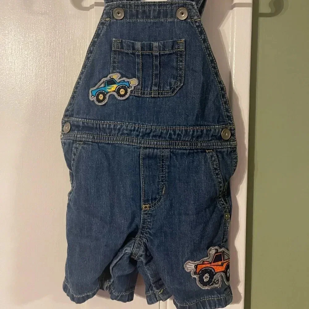 3/$12 kids jean overalls gently used in great condition. Bundle 3 or more $7🎉